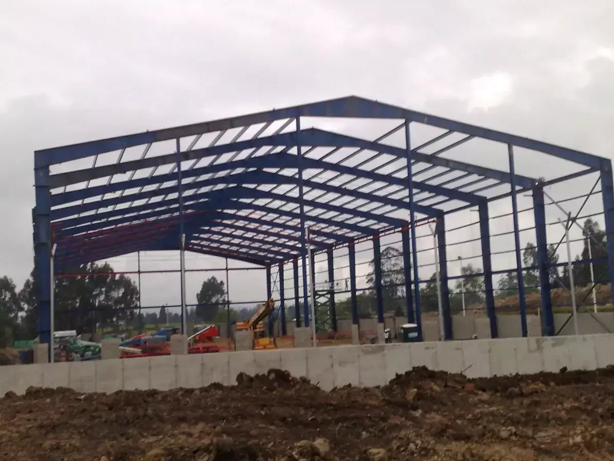 Construcción de bodega en estructura metálica